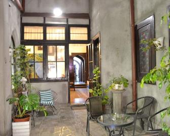 Landay Hostel - Santiago - Patio