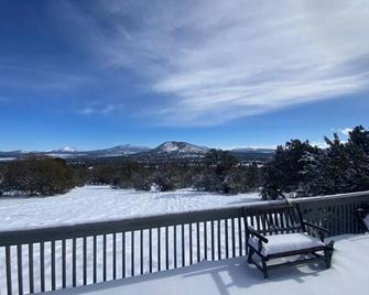 Hillside Cabin~Williams & Grand Canyon Destination - Williams - Balcony