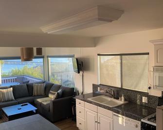 Ocean Views! 2bed/Bath Beach Flat 1 Block To The Beach.(Noise Sensitive Complex) - Avila Beach - Obývací pokoj