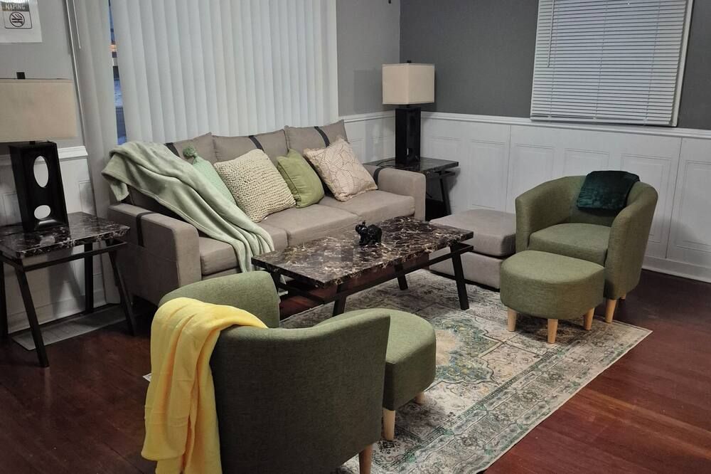 20mins from beach, 10guests/WIFI/1.2 baths/ping pong/pool table/treadmill - Gary - Sala de estar