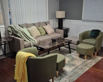 20mins from beach, 10guests/WIFI/1.2 baths/ping pong/pool table/treadmill - Gary - Living room