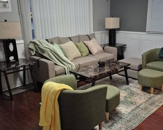 20mins from beach, 10guests/WIFI/1.2 baths/ping pong/pool table/treadmill - Gary - Sala de estar