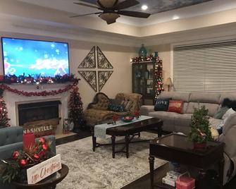 Nashville Get-away, Beautifully furnished, large home, 15 min to downtown Nash! - Goodlettsville - Living room