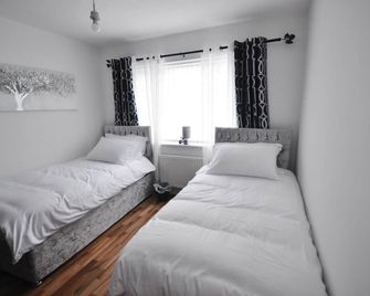 Modern 2 Bed Apartment - Luton - Habitación