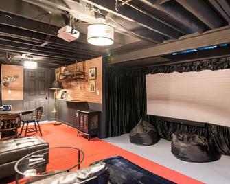 10 mins away from Downtown Detroit Cozy Bespoke Home 6BDs Washer Dryer Smart TV - Warren - Living room