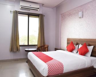 Capital O 12521 Hotel Shahu And Sai Shahu - Dubere - Habitación