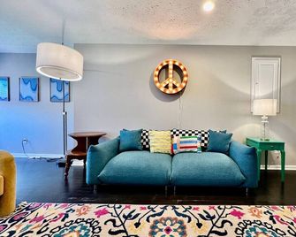 190 Overbrook Drive Swanky Swangos Dream - Monroe - Living room