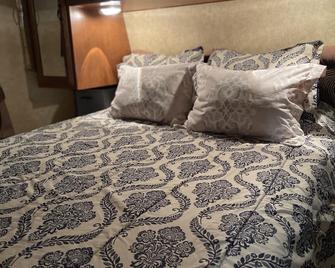 Water Front Tracer RV by Glampers Camp - Port Charlotte - Bedroom