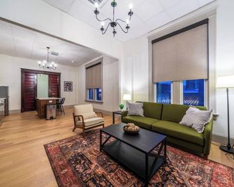 The Plum Suite - Spacious, Luxury 1-bedroom Apartment in Downtown Sedalia - Sedalia