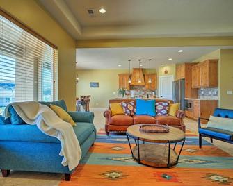 La Verkin Home with Hot Tub, Kayaks, and Bikes! - La Verkin - Living room