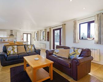 Oak Tree Lodge Is A Bright Spacious Barn Conversion Nr Stratford Upon Avon - Stratford-upon-Avon - Living room