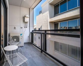 Sylo Luxury Apartments - A Light-Filled City Retreat - Adelaide - Balcony