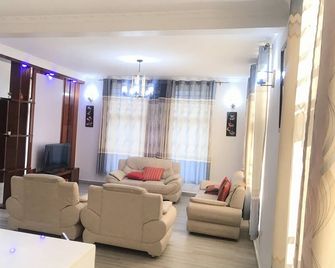 Nice apartment with terrace-5min from the beach (lake Kivu) - Rubavu - Living room