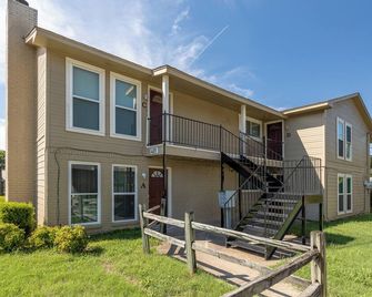 Entire 2 bedroom unit downstairs, family owned. - Midlothian - Building