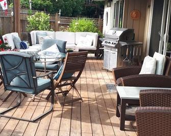 Beautiful Vancouver only 40 minutes away. Enjoy the wonders of British Columbia - Maple Ridge - Patio