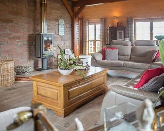 Affluent Chalet in Septon with Whirlpool, Sauna, Hot Tub - Durbuy - Salon