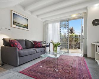 Oceanic Apartments Sorrento - Sorrento - Living room