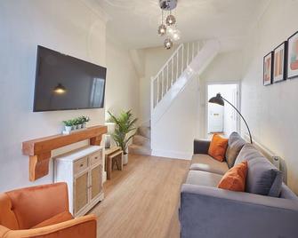 Host & Stay - Fountains Cottage - Guisborough - Living room