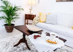 Cattleya's New Kingston Guest Apartment - Kingston - Wohnzimmer