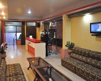 Hotel Red Inn - Agra - Front desk