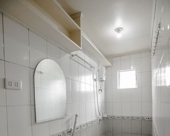 OYO 741 Sierra Travellers Inn - Tagaytay - Bathroom