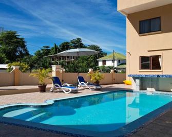 Stone Self Catering Apartment - Grand'Anse Praslin - Piscine