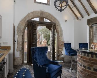 The Well House is a romantic, unique and cosy retreat for two - Bromsgrove - Living room