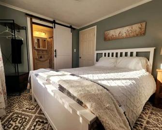 Centennial Trail Farmhouse - Arlington - Bedroom