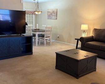 Stay at our spacious 4-bedroom 2 bathroom house in Childress with AC. - Childress - Living room