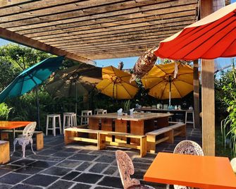 أوت أوف ذا بلو - هوستل - بونتا ديلغادا - شرفة مرصوفة