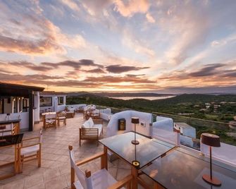 Hotel Pedra Santa - Baia Sardinia - מרפסת