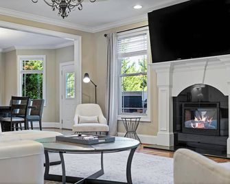 8-minutes to Downtown Asheville! Private Pool and Hot Tub | 4 Bathrooms En-suite - Asheville