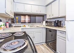 Beautiful, two-bedroom Condo and private garage - Bellaire - Kitchen