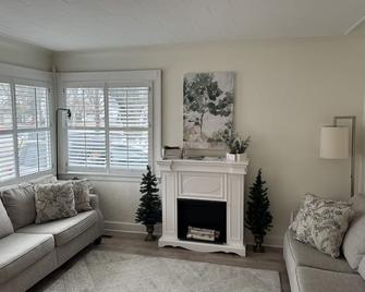 Cozy Neutral Farmhouse, Coffee provided, Relaxation optional - Muskegon - Living room