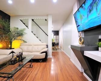 Bali-Peg Luxury Accommodation - Winnipeg - Living room