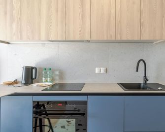 Global Park Navy Studio by BookingHost - Katowice - Kitchen