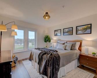 Beach Please- Oceanfront easy access to the beach and boardwalk - Long Beach - Bedroom