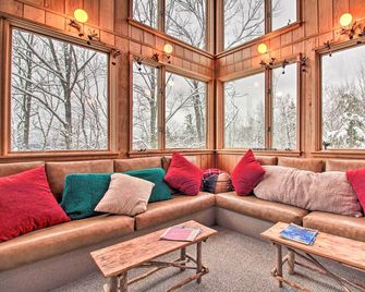 Walk to Ski Trails Ludlow Home On Okemo - Ludlow - Lounge