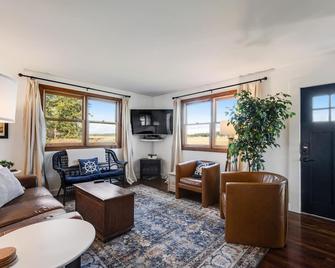 Welcoming home with WiFi, wood stove, & views of Mt. Baker - dogs OK - Coupeville - Living room