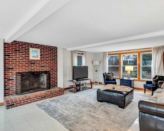 Scraggy Neck 5-Bed Retreat, Fenced Yard with Deck , Sleeps 10, Dog-Friendly, Grill, Community Boat Ramp & Playground, Scenic Loop for Walking and Biking, Perfect Vacation Getaway, 24 Hour Hospitality - Cataumet - Sala de estar