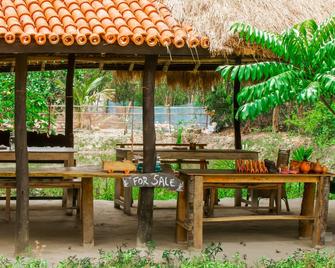 Backpackers Eco Village - Gosāba - Patio