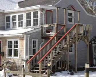 SteamPunk Bunk House and Intergalactic Way Station - Thompson - Building