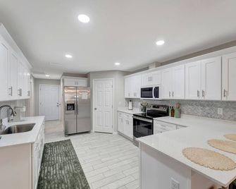 Tropical Vacation Home! 3 Rooms, 2 Bedrooms, sleeps 6 ppl. - Ruskin - Kuchyň