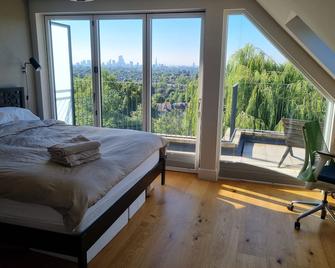 4 Bedroom House With Stunning Views Of London - London - Bedroom