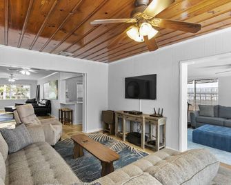 Your Perfect Island Oasis Awaits! Heated Pool! - Tampa - Living room