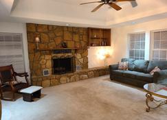 Country Living at its Best! - Roanoke - Wohnzimmer