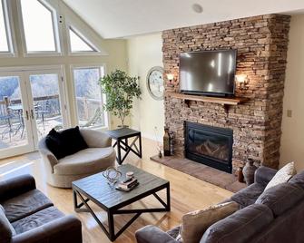 Updated Game Room with Arcade Style Games, 7 BR, 2 Kitchens, sleeps up to 25!! - Albany - Sala de estar