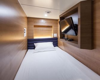 Y's Cabin Osaka Namba - Osaka - Habitación