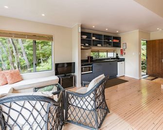 Bay of Islands Holiday Apartments - Paihia - Living room