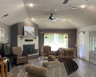 Cozy Ranch Home w/Spacious living/ kitchen, screened in porch - Atoka